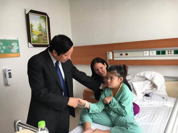Liệu pháp ghép tế bào gốc tại Vinmec: Cơ hội “hồi sinh” cho trẻ bại não - 4
“Nhiều bệnh nhân bị bại não nói riêng, bị tổn thương não nói chung không thể tìm được phương pháp điều trị nào hiệu quả. Chỉ đến khi được ghép tế bào gốc, những bệnh nhi này mới có chuyển biến”, GS. TS Nguyễn Thanh Liêm, Viện trưởng Viện Nghiên cứu Tế bào gốc và Công nghệ gene Vinmec, cho biết.