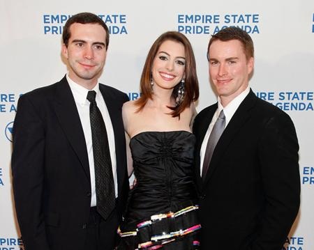 Khi các “sao” có anh chị em toàn là “trai xinh, gái đẹp” - 4 Anne Hathaway là con giữa trong gia đình, nữ diễn viên này có một người anh trai làm nhà văn và một người em trai cũng tham gia diễn xuất