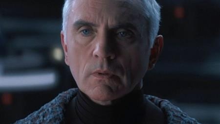 Khi các sao “hối không kịp” vì vai diễn của chính mình - 4 Hồi đóng phần phim “The phantom menace”, Terence Stamp từng rất phấn khích với viễn cảnh được đóng phim cùng Natalie Portman. Tuy nhiên, khi đến phim trường, Terence Stamp đã bị “vỡ mộng” khi đoàn làm phim để ông nói chuyện với một tờ giấy dán lên tường và xem nó như là Natalie Portman. Terence Stamp đã cảm thấy thất vọng ê chề và thậm chí ông còn không có cơ hội được nhìn thấy Natalie Portman.