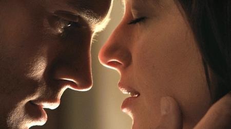 Những cảnh quay khiến các sao cả đời “ôm hận” - 4 “Fifty shades of grey” là bộ phim làm nên danh tiếng cho Dakota Johnson nhưng cũng đồng thời là tác phẩm để lại những kí ức khó quên cho nữ diễn viên xinh đẹp. Cụ thể, khi tham gia một bộ phim phòng the nóng bỏng như “Fifty shades of grey”, Dakota Johnson thường xuyên phải đóng các cảnh giường chiếu giật gân, bị trói và bị giày vò. Khi hồi tưởng quá trình đóng phim, Dakota từng thở dài chia sẻ rằng: “Đó không phải là một môi trường nhục cảm hay dễ chịu gì đâu. Nó thực sự đã rất nóng nhưng không phải theo kiểu nhục cảm ướt át. Nó đẫm mồ hôi và cũng không hẳn là quá mức khó chịu”.
