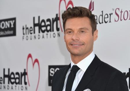 Choáng váng khi biết tuổi thật của các sao Hollywood - 4 Ryan Seacrest đã khiến cho rất nhiều khán giả phải ngỡ ngàng với nhan sắc bất biến theo các mùa thi của American Idol và thật khó để tin rằng nam MC năm nay đã 42 tuổi