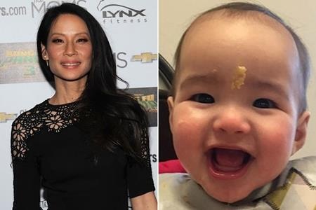 Khi các sao muốn “cách ly” con cái khỏi giới showbiz - 4 Nữ diễn viên Lucy Liu cũng từng khiến các fan hâm mộ phải “ngã ngửa” khi tiết lộ chuyện nhờ người mang thai hộ và sinh hạ cậu con trai Rockwell Lloyd.