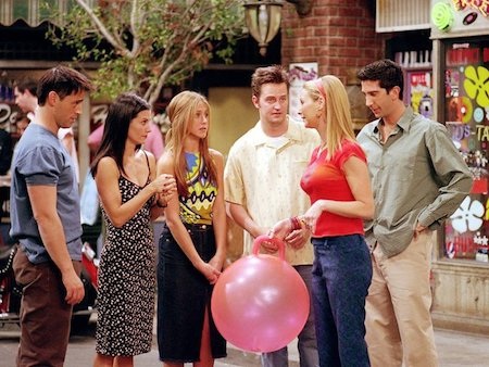 Những phim truyền hình đắt đỏ nhất mọi thời đại - 4 “Friends” của kênh NBC chỉ là một tác phẩm hài sitcom nhưng với tầm ảnh hưởng đại chúng sâu rộng của mình, nhà sản xuất đã phải trả tới 1 triệu đô la Mỹ/tập phim cho mỗi diễn viên chính và với việc “Friends” có tới sáu nhân vật trung tâm, chi phí phải bỏ ra theo đó cũng đã vượt xa ngân sách thông thường.