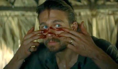 Sao nam Hollywood suýt bỏ mạng trên phim trường - 4 … khiến Charlie Hunnam khó có thể quên