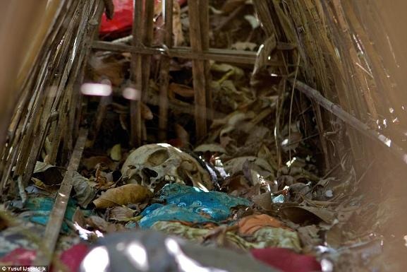 Kinh dị ngôi làng để xác chết thối rữa dưới gốc cây - 4