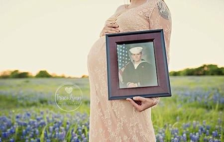 Cảm động bức ảnh “không khoảng cách” của anh lính hải quân và vợ - 4 Nicole chụp hình cùng bức ảnh của chồng