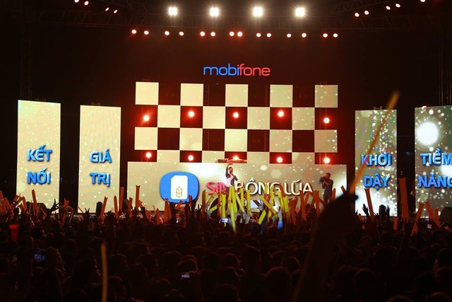 Box: Mobifone được biết đến là Nhà mạng đi đầu trong việc hợp tác với Facebook, Google triển khai các gói cước Data đặc thù để truy cập Youtube, Facebook, đáp ứng nhu cầu ngày càng đa dạng của người dùng.