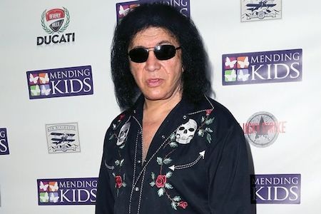 Sau nhiều năm ca hát, Gene Simmons đã gây dựng được một gia tài khổng lồ nhưng thủ lĩnh nhóm “Kiss” lại tiết lộ rằng: “Xét về mặt thừa kế và nhiều thứ khác, các con tôi sẽ được chăm sóc tử tế nhưng chúng sẽ không bao giờ giàu có nhờ tiền của tôi. Bởi vì hằng năm chúng sẽ bị buộc phải đứng ra khỏi giường, đi ra ngoài làm việc và tự kiếm tiền theo cách của riêng mình”.