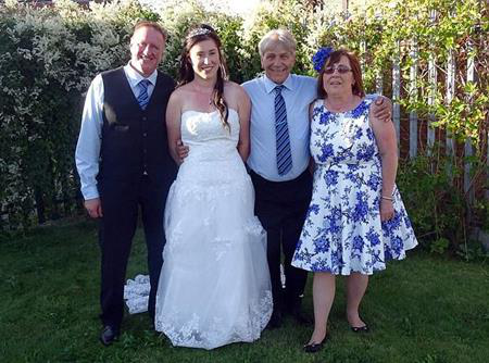 Mối tình sét đánh của cặp đôi chênh nhau 39 tuổi - 4 Cặp đôi chụp ảnh cùng cha mẹ Emily