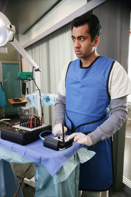 Kal Penn đã yêu cầu nhân vật bác sĩ Lawrence Kutner trong bộ phim “House” của mình được về nơi chín suối để nam diễn viên này có thể chuyển tới làm việc tại Nhà Trắng dưới thời cựu Tổng thống Barack Obama. Và trước một lý do chính đáng như vậy, đội ngũ sản xuất phim “House” chỉ đành gật đầu đồng ý.