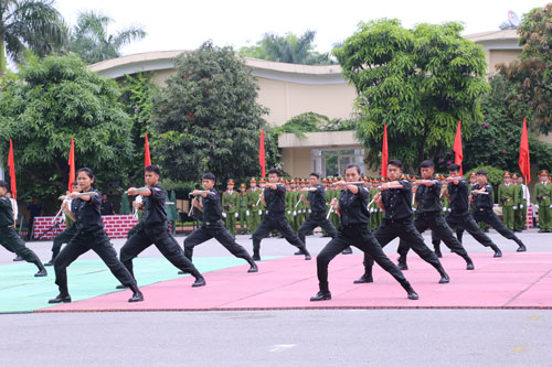 Chiến sĩ cảnh sát tương lai nhảy vòng lửa bắn súng cực điêu luyện - 4
Phần biểu diễn đánh côn nhị khúc.