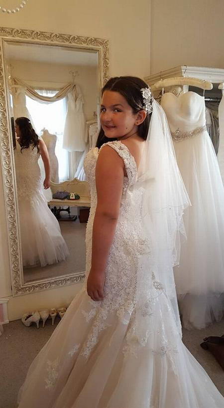 Cảm động bà mẹ ung thư giai đoạn cuối chọn váy cưới cho con - 4 Madeline, 8 tuổi xinh đẹp trong váy cưới mẹ chọn