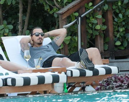 Chấn thương dài hạn, Ibrahimovic “giải sầu” tại bể bơi - 4 Ibra có thể an tâm nghỉ ngơi sau ca phẫu thuật thành công