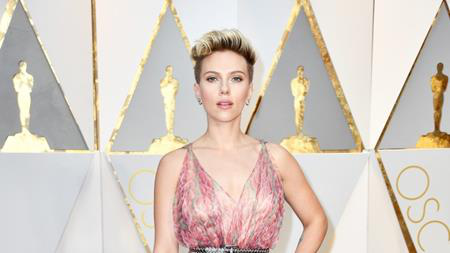Là một trong những nữ diễn viên đắt giá nhất tại Hollywood nhưng Scarlett Johansson lại có tới hai lần thử vai thất bại đau đớn. Một là với bộ phim ca nhạc “Les miserables”, Scarlett Johansson đã rất cố gắng nhưng không thể hát nổi vì bị viêm thanh quản. Lần thứ hai là khi nữ diễn viên muốn vào vai Lisbeth Salander trong phim “The Girl with the Dragon Tattoo” nhưng lại bị từ chối vì... quá gợi cảm so với nhân vật.