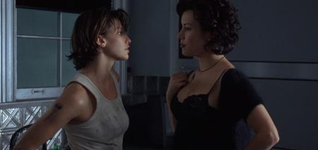 Tương tác tuyệt vời giữa hai nữ diễn viên trong phim đã khiến cho “Bound” trở thành một trong những bộ phim nhạy cảm và ám ảnh nhất với các khán giả. Chỉ riêng ánh mắt ấn tượng mà cả hai trao nhau trong một cảnh đối mặt cũng đã giúp “Bound” lột tả thành công những đam mê, đắm đuối đến khó cưỡng trong một mối quan hệ đồng tính nữ.