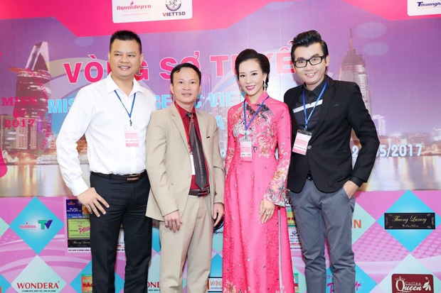 Á vương Ký Quốc Đạt chụp hình lưu niệm cùng các thành viên trong Ban tổ chức: Bác sĩ Nha khoa Ngô Tùng Phương, Trưởng ban chỉ đạo - Ông Phạm Ngọc Đóa & Trưởng Ban tổ chức cuộc thi - Bà Dương Quỳnh Hoa