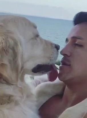Alexis Sanchez chơi trội khi đưa thú cưng đi chơi du thuyền - 4 … khoe ảnh âu yếm thú cưng