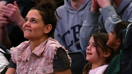 Ngọt ngào khi “sao” hết lòng chiều chuộng con cái - 4 Suri Cruise cũng thực sự là một “tiểu công chúa” tại Hollywood khi được cưng chiều hết mực. Khi mới lên 4, Katie Holmes và Tom Cruise đã mua hẳn một ngôi nhà cây với giá 100.000 đô la Mỹ để làm con gái bất ngờ.