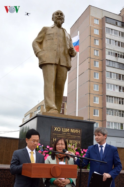 Khánh thành tượng đài Bác Hồ trên quê hương Lenin – Ulyanovsk - 5 Phó Bí thư thường trực Tỉnh ủy Nghệ An trong bài phát biểu tại buổi lễ.