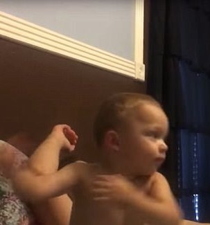 Đang ngủ, bé trai bật dậy để nhảy bài hát yêu thích - 4 Bắt đầu vung tay vung chân