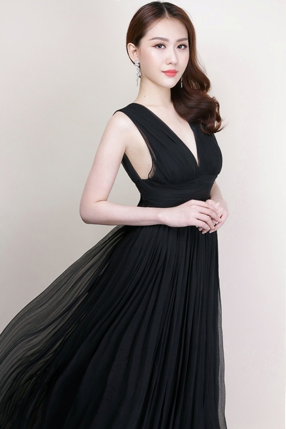 Ngẩn ngơ nhan sắc tựa mỹ nhân trong tranh của Hoa hậu Hoàng Kim - 4 Tân hoa hậu vừa tốt nghiệp trường Kent International College, chuyên ngành quản trị kinh doanh. Tuy mới bắt đầu làm quen với vai trò của một mẫu ảnh nhưng thần thái của Hoa hậu Hoàng Kim đặc biệt lôi cuốn trong từng shoot hình.