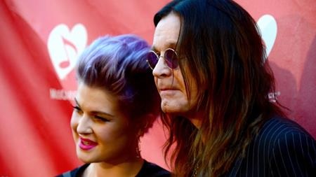 Khi sao bị danh tiếng của phụ huynh “phủ bóng” - 4 Không chỉ trở thành một ca sĩ giống người cha Ozzy Osbourne, Kelly Osbourne còn lấn sân sang cả diễn xuất. Tuy vậy, ở cả hai địa hạt nghệ thuật Kelly đều có những màn thể hiện rất nhạt nhòa và không được khán giả nhớ tới.