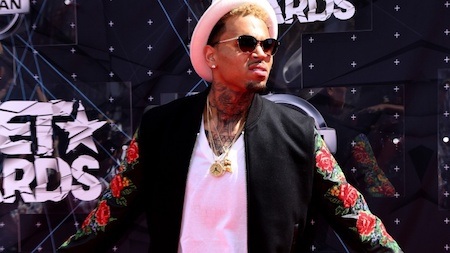 Cũng bị bạn bè “đâm sau lưng” nhưng Chris Brown còn thê thảm hơn hẳn Ryan Reynolds khi bị tới bốn người bạn thân đột nhập vào nhà riêng hồi hè năm 2015.