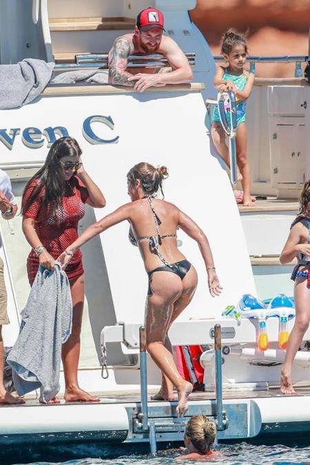 Messi “du hí” với vợ sắp cưới và gia đình Fabregas, Suarez - 4 Messi cùng dàn WAGs nóng bỏng của các sao bóng đá cùng “đổ bộ” xuống Ibiza