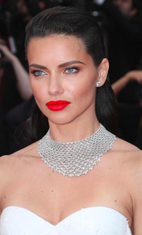 “Sao” và những màn khoe trang sức "khủng" - 4 Adriana Lima đã tham gia lễ ra mắt phim “Loveless” tại Liên hoan phim Cannes với một chiếc vòng cổ 163.85 carat kim cương trắng của hãng Chopard