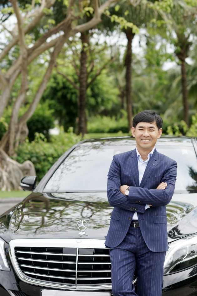 Vinpearl Đà Nẵng đưa đón khách VIP với Mercedes-Benz S 400 L - 4 Ông Choi Duk Jun bên chiếc S 400 L vừa được giao cho Vinpearl Đà Nẵng Resort & Villas