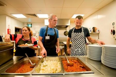 Chàng cựu danh thủ đã hỗ trợ cung cấp 4.000 bữa ăn