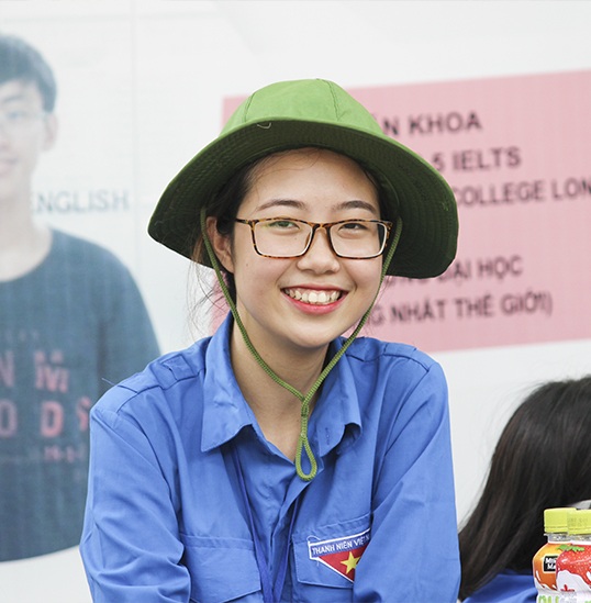 Nụ cười thiếu nữ tình nguyện xua tan nắng nóng mùa thi - 4
Luôn rạng rỡ với nụ cười tỏa nắng.