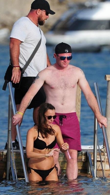 Rooney tiệc tùng cùng bạn bè trên du thuyền hạng sang - 4 Wayne Rooney hào hứng hòa mình vào làn nước mát rượi
