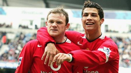 Rooney được phen bẽ mặt khi cởi áo khoe thân giống C.Ronaldo - 4 Rooney và C.Ronaldo từng có thời gian cùng khoác áo Manchester United