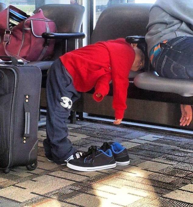 Đến cả người lớn cũng phải chào thua trước kỹ năng vừa đứng vừa úp mặt vào ghế ngủ