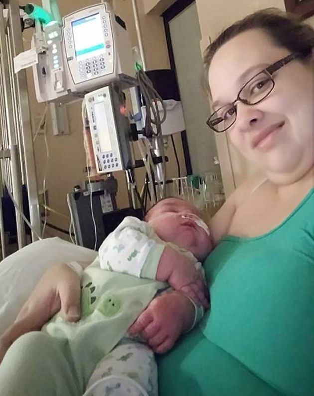 Em bé sơ sinh nặng gần 7,3 kg ra đời ở Mỹ - 4 Waylon được mẹ bế trong tay