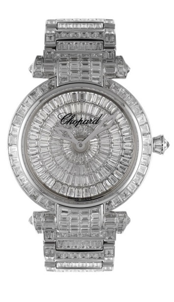 Đại gia Việt sở hữu đồng hồ Chopard xa xỉ tới mức nào? - 4 Một tuyệt tác khác mà vị khách này đã mua là chiếc đồng hồ Imperiale có giá hơn 13 tỉ đồng. Mặt số đồng hồ đính tới 280 viên kim cương cắt hình thang (trapeze cut) và hình trái lê, núm vặn đính 1 viên kim cương hình giọt lệ (briolette cut) - một hình khối thuộc loại khó chế tác nhất với 84 mặt mài tinh tê, 12 viên kim cương hình thang, dây đeo bằng vàng đính 260 viên kim cương baguette, mặt kính sapphire, chịu nước 50m. Tổng trọng lượng kim cương được đính lên tuyệt tác xa hoa này là 42,08ct