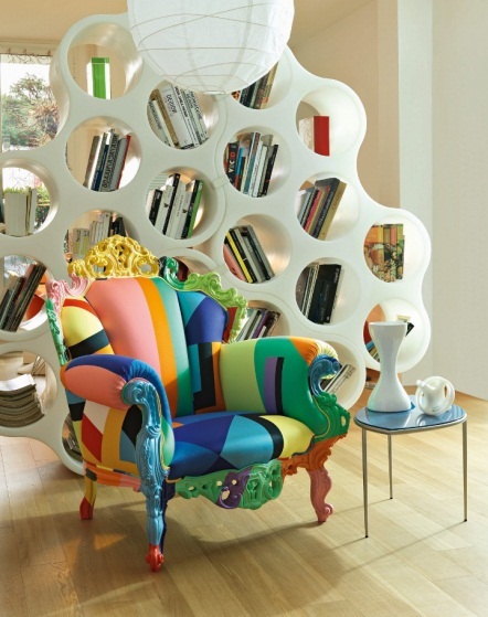 Giulio Cappellini - Đại sứ thiết kế Ý đến Việt Nam diễn thuyết - 4
Kệ sách Cloud và ghế Proust Gemometrica’’. Ra đời năm 1978, khung làm bằng gỗ bọc vải đa sắc, ghế Proust Geometrica được công nhận như biểu tượng của thiết kế thế kỷ 20: tìm kiếm sự hoàn hảo về nghệ thuật thẩm mỹ. Thương hiệu Cappellini thừa hưởng bản vẽ này năm 1993. Từ đó, mẫu ghế Proust Geometrica được hoàn thiện bằng tay theo truyền thống và vẫn giữ được sự toàn vẹn của thiết kế ban đầu.