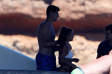 Vừa chia tay bạn gái, thủ thành Chelsea có ngay bồ mới cực xinh - 4 Courtois rất gần gũi với người đẹp bí ẩn