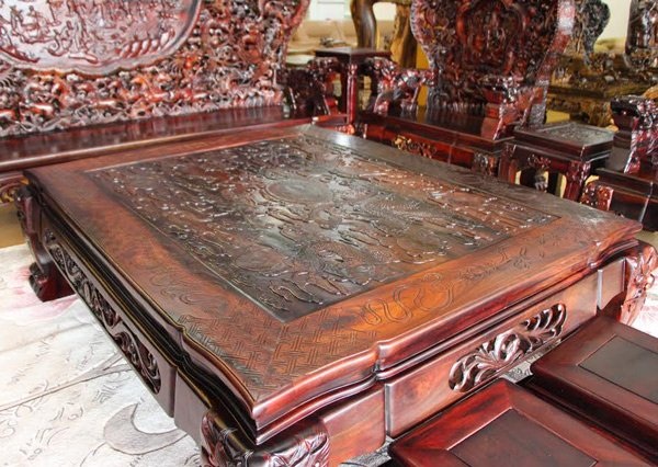 Đại gia Hà Nội chi 13 tỷ sắm bộ bàn ghế Cửu Long Bát Tiên - 5 Một bàn trà chính với chiều dài 200x 170cm, trọng lượng bàn trên 500kg