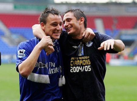 Những tình bạn đẹp đáng ngưỡng mộ trong làng túc cầu - 4 Tình bạn giữa Frank Lampard và John Terry đã được thử thách qua rất nhiều khúc cua thăng trầm trong lịch sử câu lạc bộ Chelsea. Từ nước mắt hoà cơn mưa trong trận chung kết Champions League ở Luzhniki, Moscow cho tới những chiếc cúp vô địch vinh quang tại Giải Ngoại hạng, sự gắn bó của bộ đôi huyền thoại Chelsea vẫn luôn được coi là biểu tượng chiến thắng của câu lạc bộ.