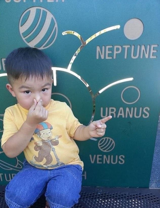 Chết cười với cảnh "gà trống trông con" - 4
Không biết ở nhà có chuyện gì mà bé vừa phải đi trốn vừa bịt mũi như vậy