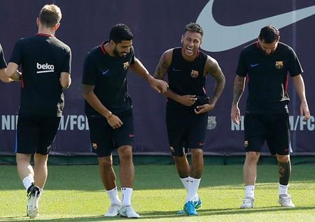 Giữa bão tin đồn, Neymar vô tư “du hí” trên du thuyền hạng sang - 4 Neymar vẫn vui vẻ tập luyện với Luis Suarez và Lionel Messi