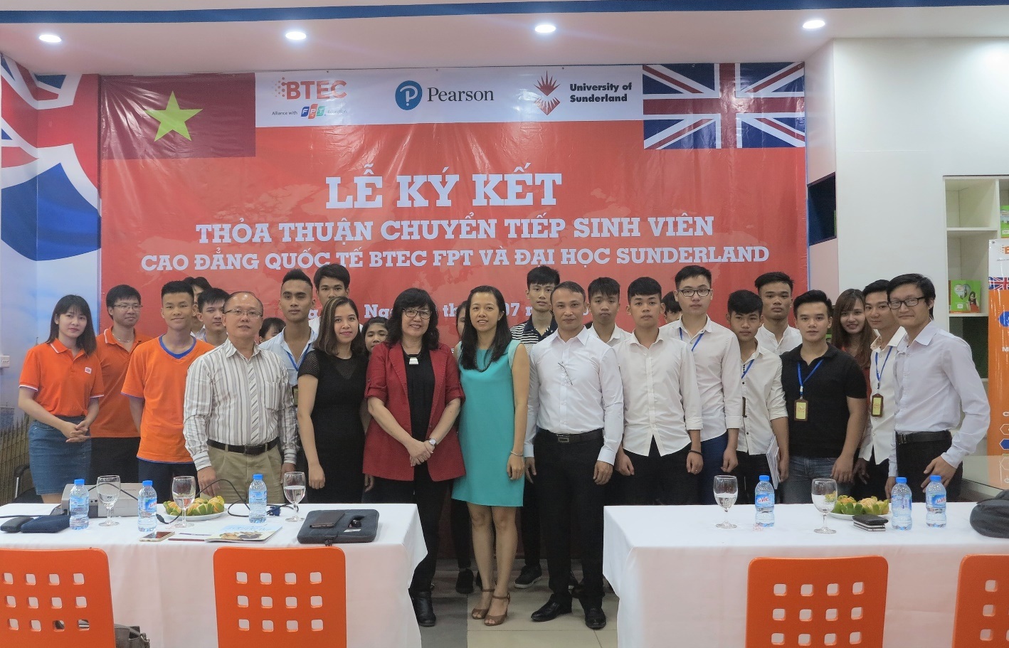Cao đẳng Quốc tế BTEC FPT ký kết thỏa thuận chuyển tiếp sinh viên năm cuối vào Đại học Sunderland - 4 Đại diện ĐH Sunderland cùng chụp hình lưu niệm với tập thể sinh viên và giảng viên của Cao đẳng Quốc tế BTEC FPT. (Ảnh: BTEC FPT)