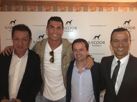 C.Ronaldo gây “bão” khi sang Singapore thăm tỷ phú Peter Lim - 4 CR7 từ lâu đã thân thiết với Peter Lim