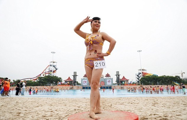 Bước lên bục cao, tạo dáng hết sức tự tin