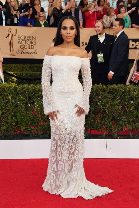 Sao và những bộ trang phục trở thành biểu tượng - 4 Kerry Washington đã diện một chiếc váy Cavalli Couture đến dự lễ trao giải SAG 2017, tuy nhiên, điểm thu hút chú ý nhất lại là phụ kiện ở tay áo của Kerry với thông điệp thể hiện sự ủng hộ của nữ diễn viên này dành cho những mảnh đời bị xô gạt ra ngoài lề xã hội