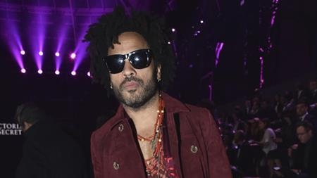 Những ngôi sao vẫn “sống khỏe” dù thiếu vắng ánh đèn sân khấu - 4 Rocker lừng danh Lenny Kravitz luôn sở hữu một phong cách thời trang cực kì ấn tượng và đón đầu nhiều xu thế mới. Hồi năm 2003, Lenny Kravitz còn tự mình sáng lập một công ty thời trang mang tên Kravitz Design. Không chỉ mang tính định hướng thời trang cá nhân, công ty của Lenny Kravitz còn có cả dịch vụ trang trí những siêu căn hộ sang trọng.