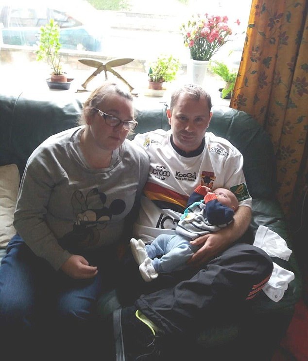 Bà mẹ mang thai đến 9 tháng mà không hề hay biết - 4 Katie sinh con nhanh đến nỗi không kịp gọi thông báo cho bạn trai