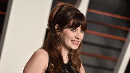 Zooey Deschanel chưa bao giờ nghĩ mình là một người thành công, kể cả khi nhận được tới 125.000 đô la Mỹ cho mỗi tập phim “New girl”. Sau cuộc hôn nhân đổ vỡ với người chồng đầu tiên, nam ca sĩ Ben Gibbard, Zooey Deschanel càng thêm lưu tâm đến chuyện tiền bạc và mỗi tháng chỉ chi tiêu khoảng 25% số thu nhập kiếm được, điều đặc biệt là trong số đó, nữ diễn viên xinh đẹp đã dành ra một phần lớn để đóng góp cho từ thiện.